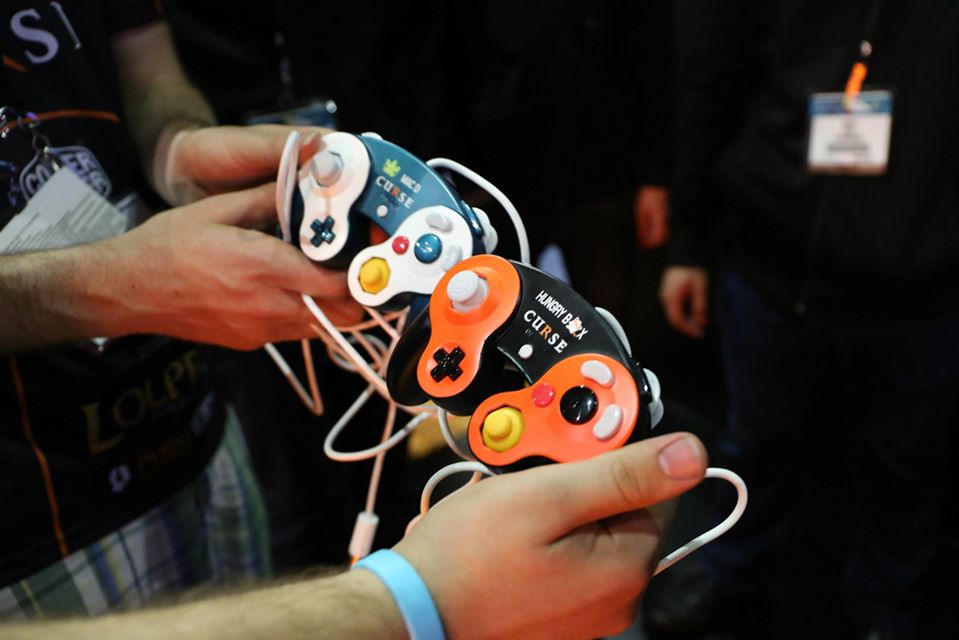 Custom-GameCube-Controllers_HungryBox_MacD